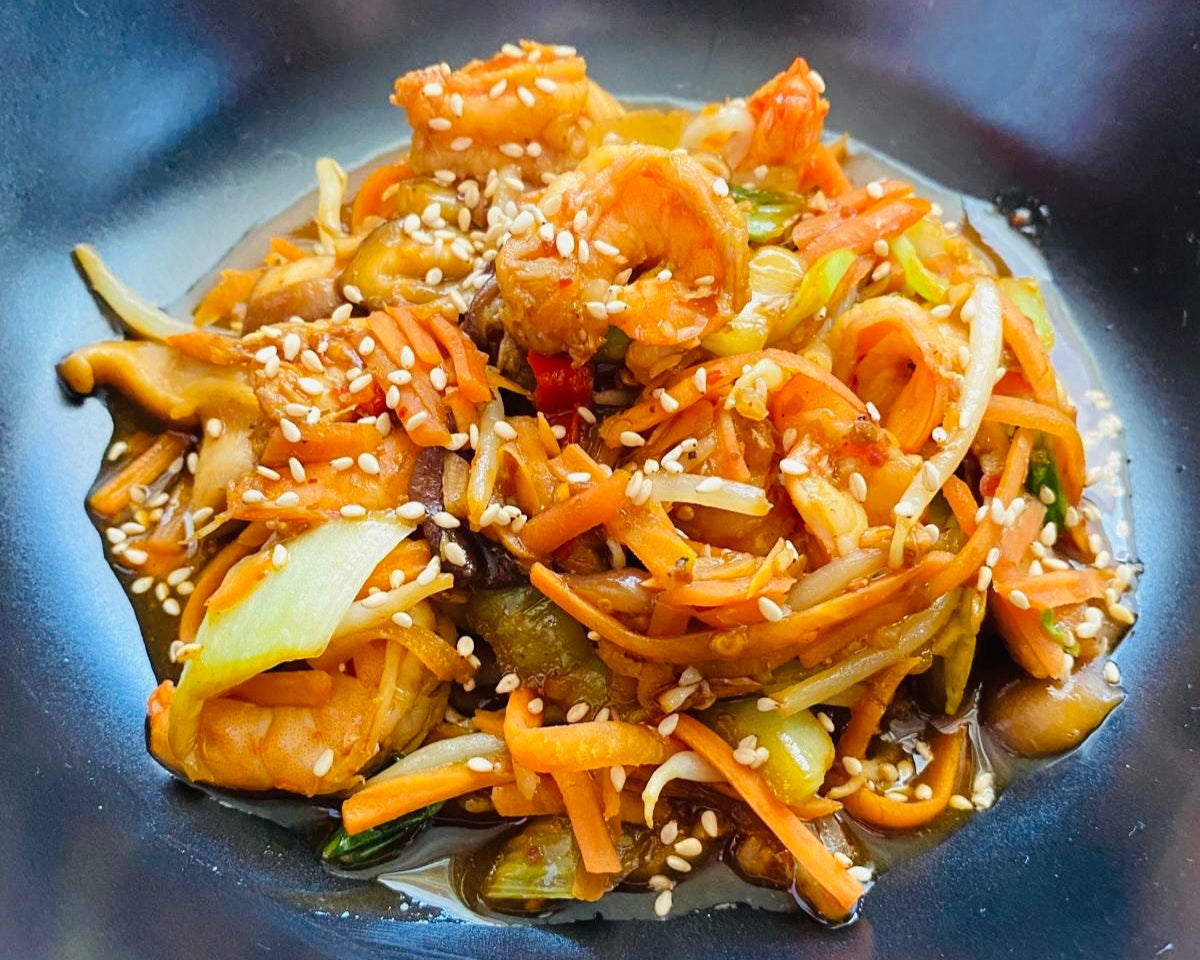 Poêlée Wok Asiatique aux crevettes – rapide et savoureuse