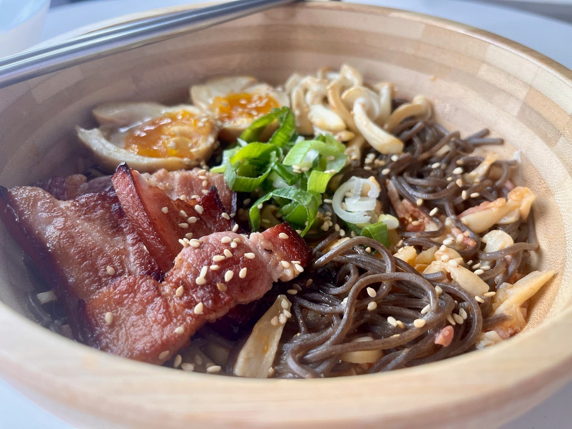 🍲 Soupe d’inspiration coréenne au doenjang, shimeji, lard & soba