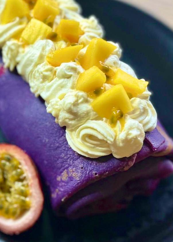 Bûche roulée à l’ube, mangue et fruits de la passion